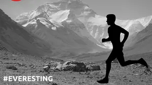 El reto solidario más increíble: subir al Everest por las escaleras de casa para luchar contra el Covid-19