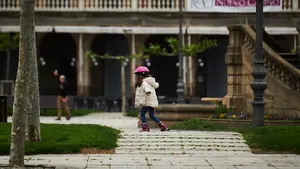 Los niños navarros ya pisan las calles después de 43 largos días confinados en sus casas por el coronavirus