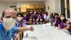 Ovación de los residentes de San Jerónimo de Estella para despedir a los empleados que han pasado con ellos 35 días