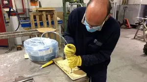 Monitores de la Escuela Taller de Soldeo diseñan jaulas multifuncionales para el albergue de Jesús y María 