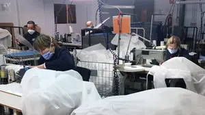 Las personas con discapacidad de la Ribera elaboran 8.500 mascarillas y 8.000 batas para sanitarios