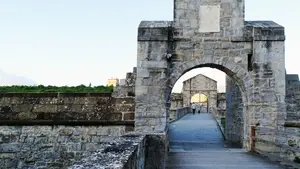 Pamplona 'lava' su Ciudadela: se limpian casi 6.000 m2 de muralla y se restaura uno de los accesos al recinto