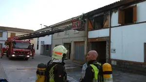 Un importante incendio destruye la habitación de una vivienda en Buñuel y afecta al resto del edificio