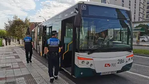 Cinco denunciados por no llevar mascarilla en las villavesas y un detenido por reiterar los incumplientos