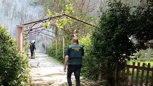 Bomberos extinguen un fuego provocado por la quema de varios rastrojos en Marcilla