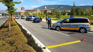 La policía tiene que llamar la atención a 15 grupos de personas que estaban sentados o tumbados en Pamplona