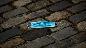 El Gobierno foral advierte sobre el peligro de arrojar mascarillas o guantes en la vía pública