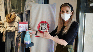 Carteles, flechas en el suelo, geles y desinfección: así se prepara una tienda de ropa en Navarra para su reapertura