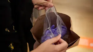 Salud incide en Navarra sobre los peligros de usar guantes: "Suponen un riesgo mayor al que se quiere evitar"