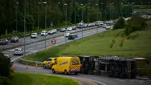 Retenciones en la PA-30 después de que un camión se saliera de la vía y terminara vocado en una rotonda