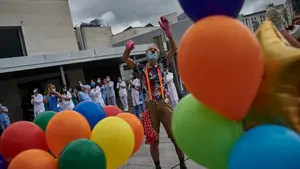 Los niños de Vírgen del Camino reciben una visita muy especial en el Día de la Infancia Hospitalizada