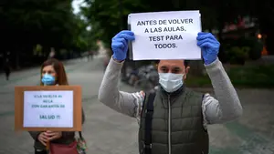 Sindicatos se concentran ante el Parlamento foral en contra del regreso a las aulas este curso