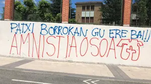 Bildu se niega a condenar en Pamplona el vandalismo de los abertzales, con 208 pintadas de apoyo a un asesino