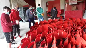 Representantes del CD Autol riojano recogen asientos de El Sadar con permiso de Policía y Guardia Civil