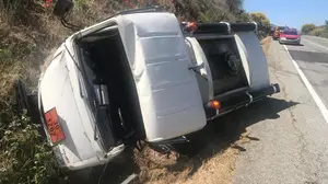 Los bomberos tienen que desatrapar a una mujer herida al volcar un camión de reparto de gasoil entre Allo y Lerín
