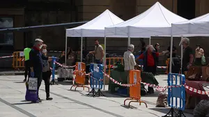 El mercado de Estella recupera desde este jueves los puestos colocados en la plaza de Santiago