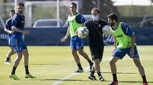 Muchas ausencias: Arrasate no ha podido contar con seis jugadores en la sesi&oacute;n matinal en Tajonar