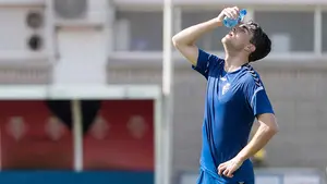 Los jugadores rojillos sufren los rigores de las altas temperaturas en las instalaciones de Tajonar