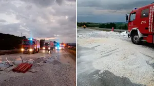 Un camión cruza la mediana de la autovía de Navarra, pierde la carga y 'choca' contra un coche