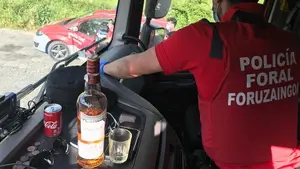 Whisky, drogas y armas: la Policía Foral denuncia a varios conductores por infracciones muy graves
