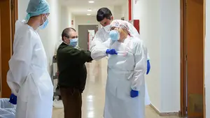 Los enfermos con coronavirus presentan ahora síntomas más leves: Fernando Simón explica los motivos