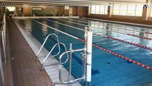 Así abren las piscinas cubiertas en Pamplona: escasa asistencia y muchas medidas de control sanitario