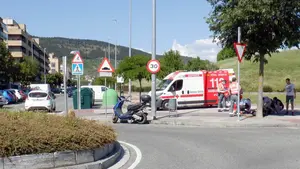 Borracho y con un menor encima: se parte una pierna al caerse de la moto en una calle de Artica