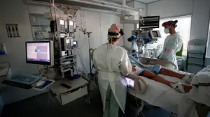 Bajada de ingresos covid en Navarra: los casos se reducen a la mitad