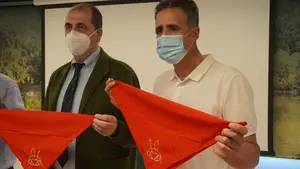 Ponen a la venta unos "pañuelicos solidarios" para recaudar fondos para Cáritas y la Casa de la Misericordia