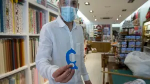 Reparten por los comercios, servicios y locales de Pamplona unos 26.000 dispositivos non-touch