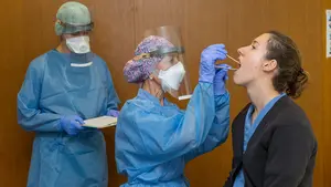 Piden a los navarros que estaban en el camping de Zarauz que contacten para hacerles la PCR del coronavirus