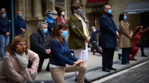 Ediles del PSN y Bildu se arrodillan en Pamplona en memoria de George Floyd en un acto de reconocimiento