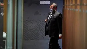 Remírez tiende la mano a las peñas para realizar su exposición pero sin la pancarta de apoyo al etarra Ruiz