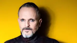 "Micro chips" para "controlar" a la población: Miguel Bosé arremete contra las vacunas para la Covid-19