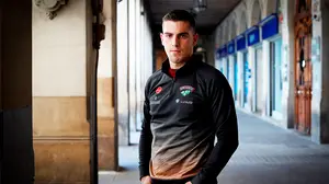 El navarro Iker Vicente, a golpe de hacha para lograr un récord "solidario" en el Navarra Arena