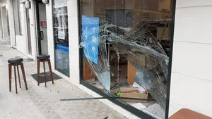 Aparatoso accidente: una conductora de 75 años choca contra un comercio en Pamplona