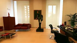 Ofensa a la corona en Navarra: el PSN y sus socios retiran un cuadro del Rey emérito del Parlamento