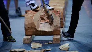 Las mejores imágenes de los "hachazos" solidarios del navarro Iker Vicente en el Navarra Arena