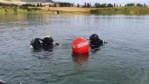 Se hundió cuando trataba de cruzar el Ebro a nado: los bomberos rastrean 250 metros cuadrados del río