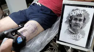 La imagen de la pandemia en un tatuaje: un joven reproduce la cara de Fernando Simón en su pierna