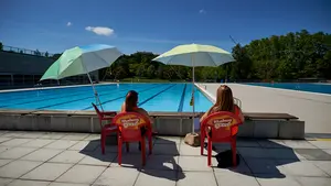 Un guardia civil fuera de servicio salva a un niño que se ahogaba en las piscinas de Milagro