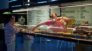 La cafetería de autobuses en Pamplona vuelve a abrir tres meses después: "Ahora mismo estoy trabajando solo"