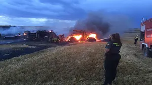 Un incendio deja totalmente calcinados un tractor y una empacadora en un pueblo de Navarra