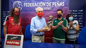 Pedro Mari Zabalza recibe por fin el reconocimiento a su trayectoria rojilla de las Peñas de Osasuna