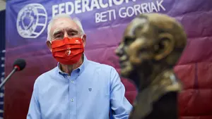 Las mejores imágenes del premio de las peñas de Osasuna a un histórico: Pedro Mari Zabalza