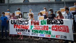 Los sindicatos se concentran para pedir a Educaci&oacute;n un regreso "pactado y seguro" a las aulas