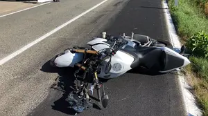 Muere un pamplonés de 46 años tras salirse de la vía con su moto en Aós y terminar chocando contra un coche