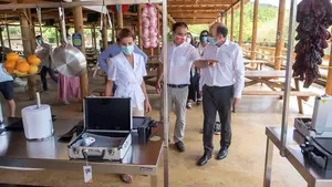 Chivite visita Sendaviva para conocer todas las medidas de seguridad e higiene del parque, que abre este sábado