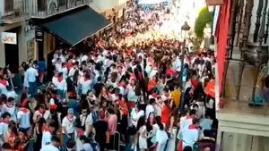 Estudiantes organizan fiestas "Covid-19": el primero que se contagia de coronavirus recibe un premio