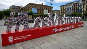  La escultura de la campaña #LosViviremos permanecerá en la Plaza del Castillo durante todo el verano
